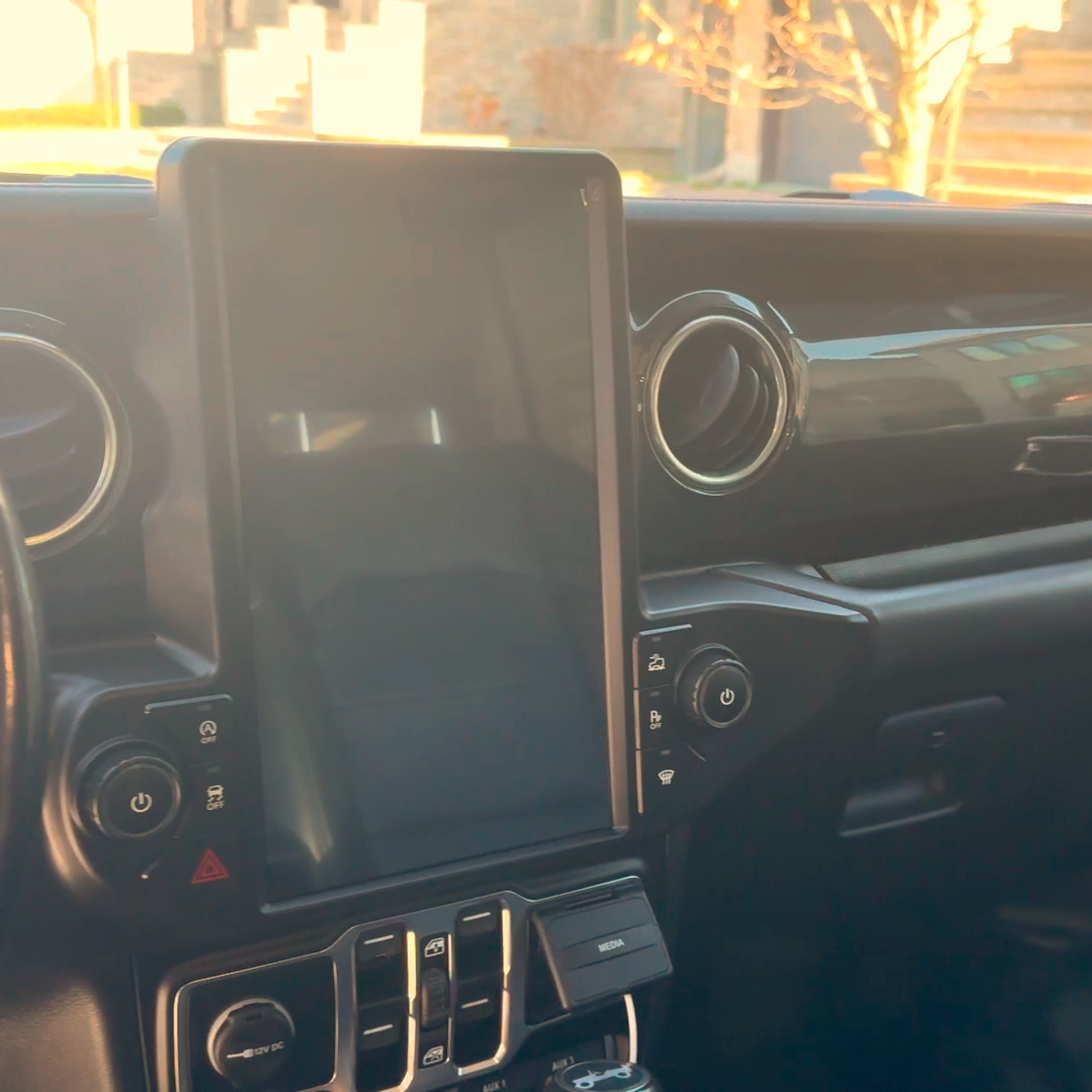 Jeep Wrangler 2018-2022 Apple CarPlay & Android Auto 13.6" Latest Tesla Style Touchscreen